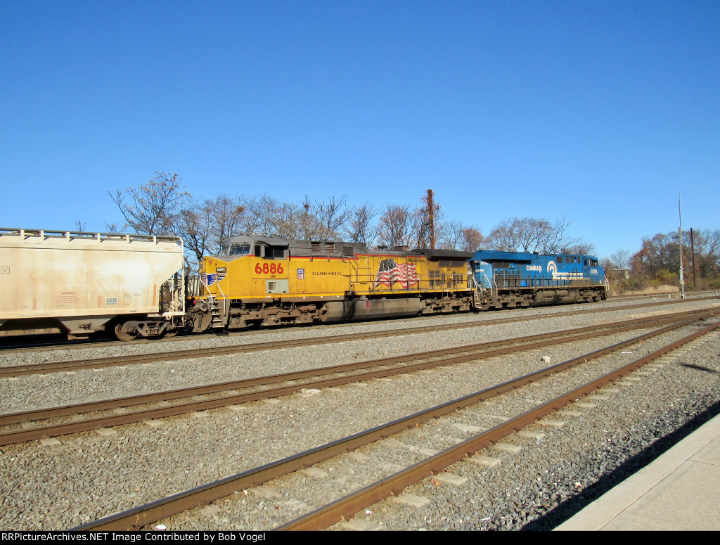 UP 6886 and NS 8098